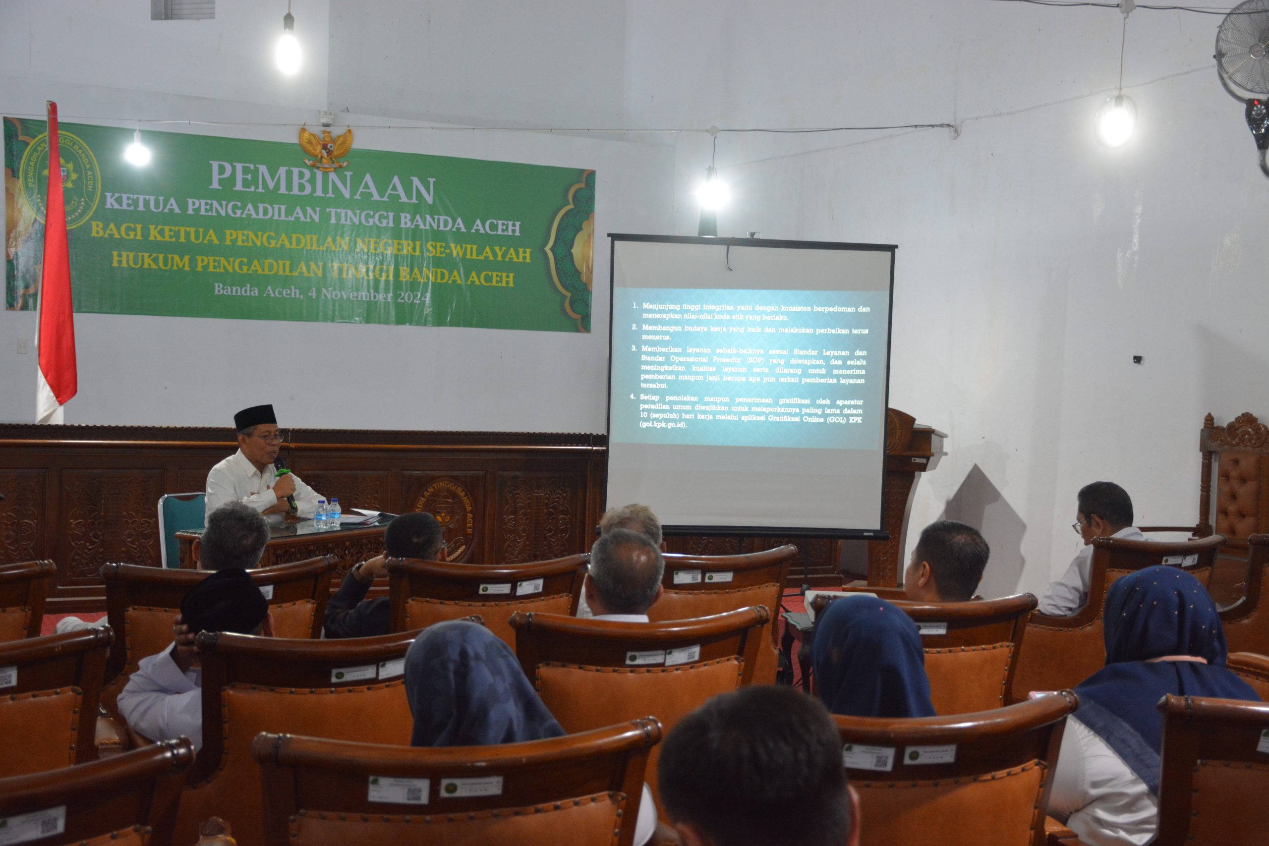 MENGIKUTI PEMBINAAN KETUA PENGADILAN TINGGI BANDA ACEH BAGI KETUA PENGADILAN NEGERI SE-WILAYAH HUKUM PENGADILAN TINGGI BANDA ACEH